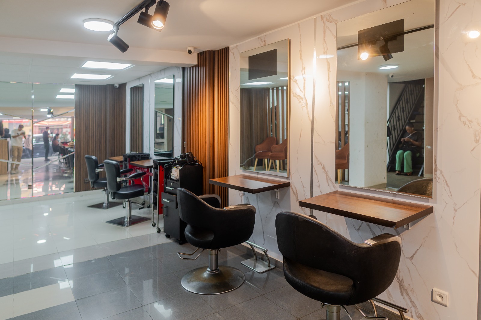 Postes de coiffure et miroirs du salon